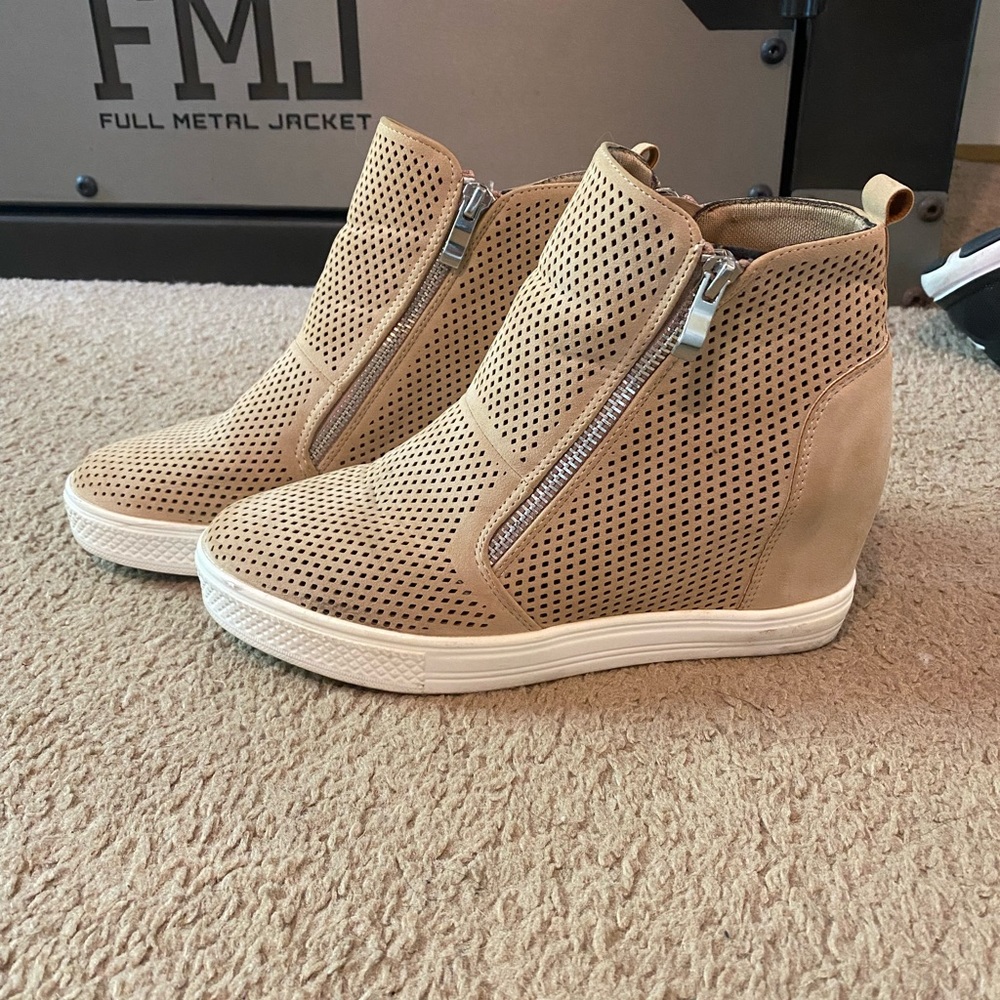 Wedge sneakers